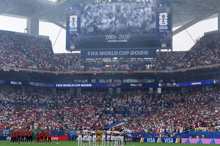 Jogadores de Inglaterra e Noruega prestam homenagem a Jayden Adams na Copa, minuto de silêncio no Hard Rock Stadium em Miami, foto do meio-campista exibida