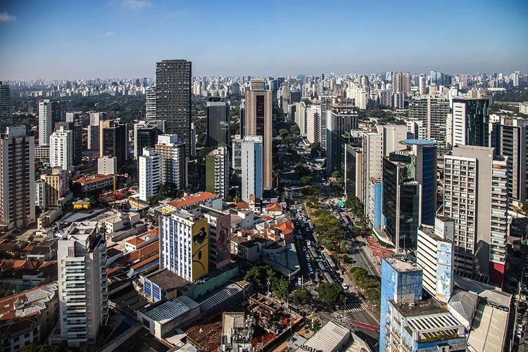 FIIs de tijolo negociam com desconto médio de 13,5%, dividend yield de 10,8% e vacância em queda, oportunidades surgem mesmo com Selic a 14%