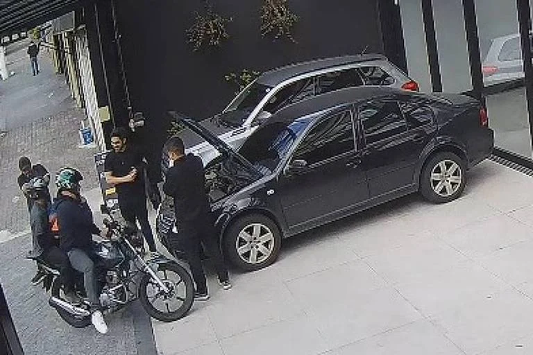 Policial civil reage a assalto de brincadeira em concessionária na Água Rasa, em São Paulo, e atira contra dois homens, imagens mostram o momento e depoimentos no 42º DP