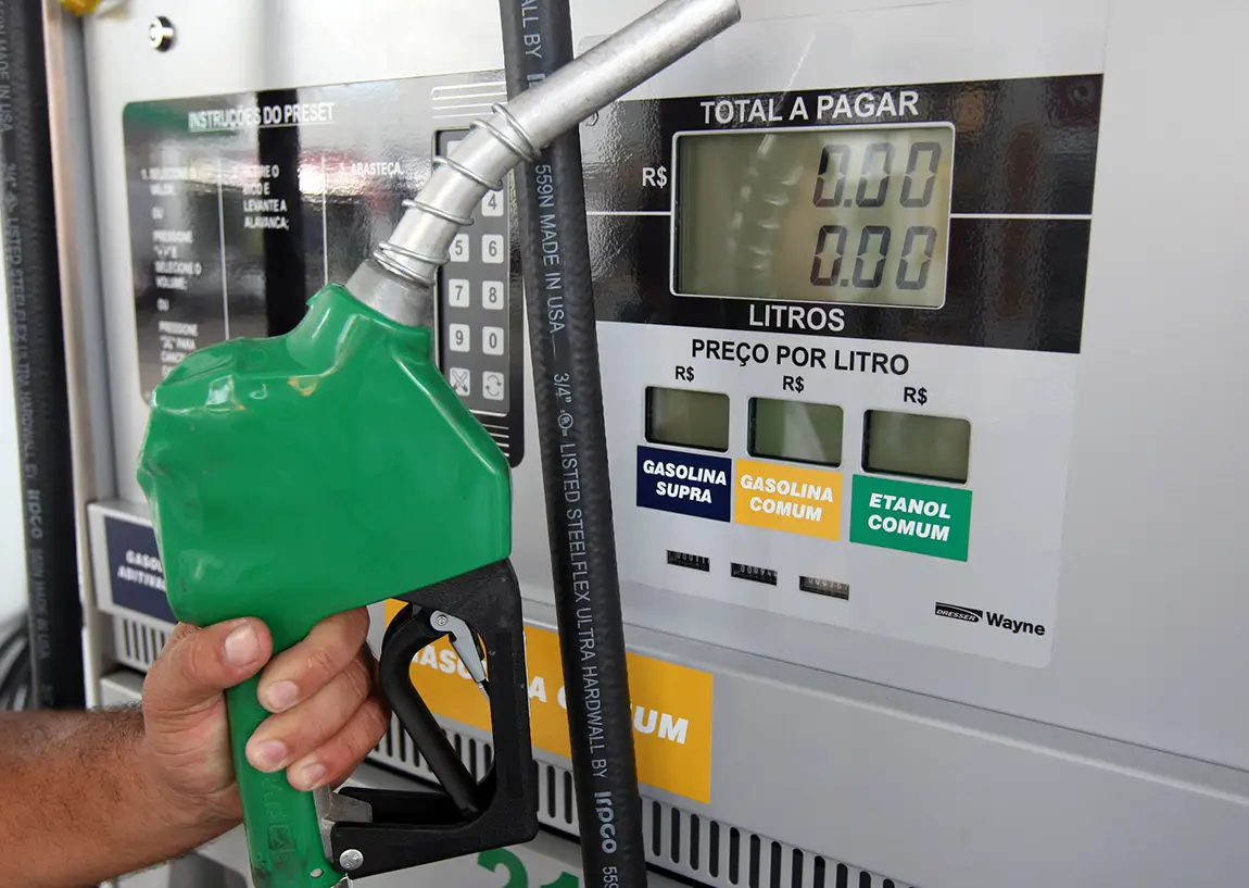 Aumento do etanol na gasolina para 32% pode afetar motores, consumo e manutenção, entenda riscos para carros nacionais, importados, motos e bolso do motorista