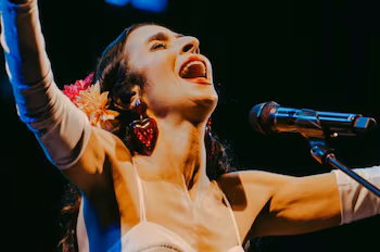 Camila Pitanga e Bete Coelho apresentam ‘Lia Lia’, peça inédita que investiga memórias, laços afetivos e a força feminina em temporada nos teatros brasileiros