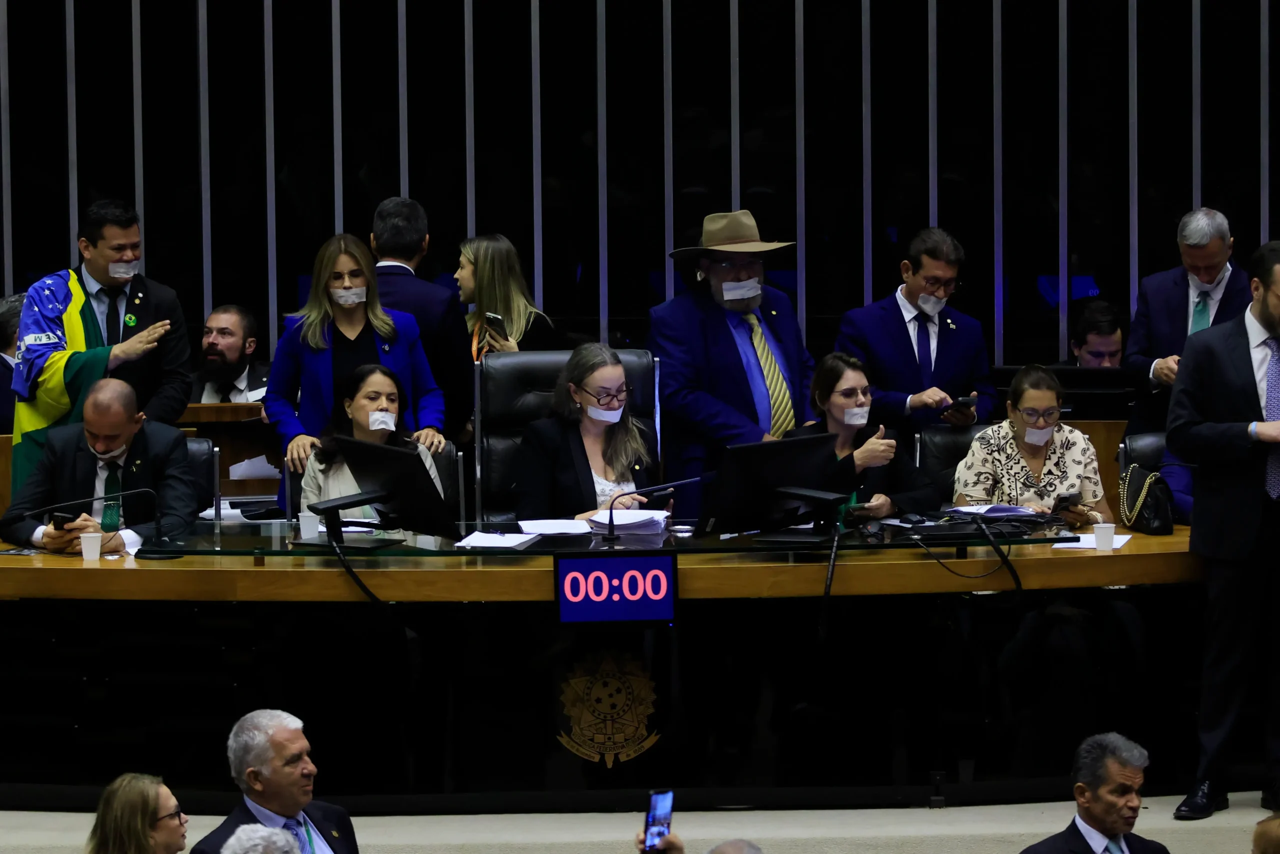 Punição a bolsonaristas fica para depois do recesso, Câmara entra em pausa sem decidir recurso sobre ocupação da Mesa que durou 30 horas