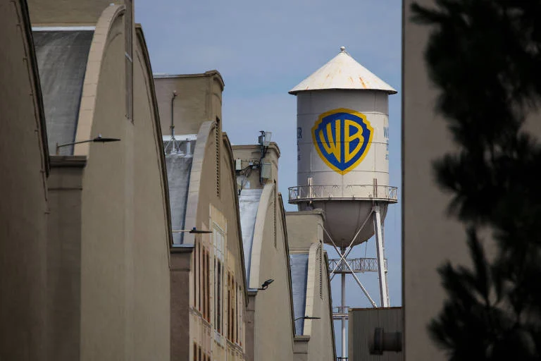 Juiz ordena suspensão temporária da aquisição da Warner Bros pela Paramount, 12 estados dizem que acordo de US$ 110 bilhões ameaça concorrência e empregos