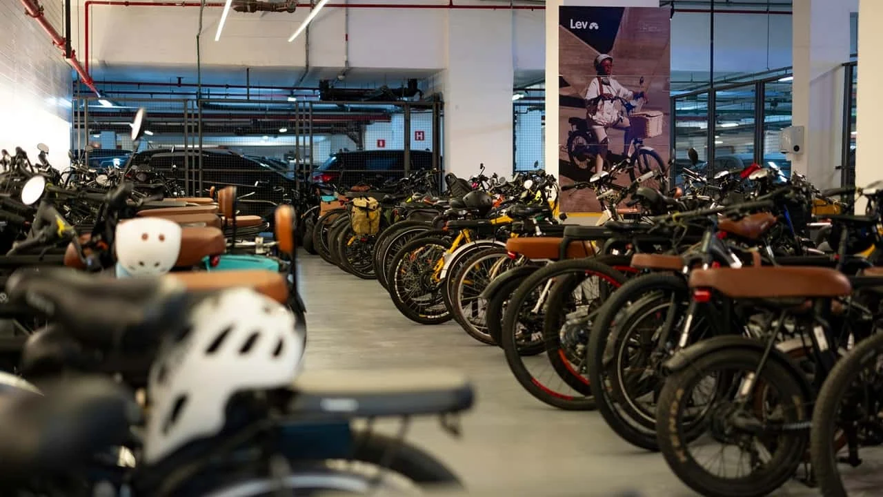 Bicicletas elétricas em condomínios: LEV e Cury oferecerão 1.600 e-bikes no Luzes do Rio, com oficinas e frotas compartilhadas para moradores