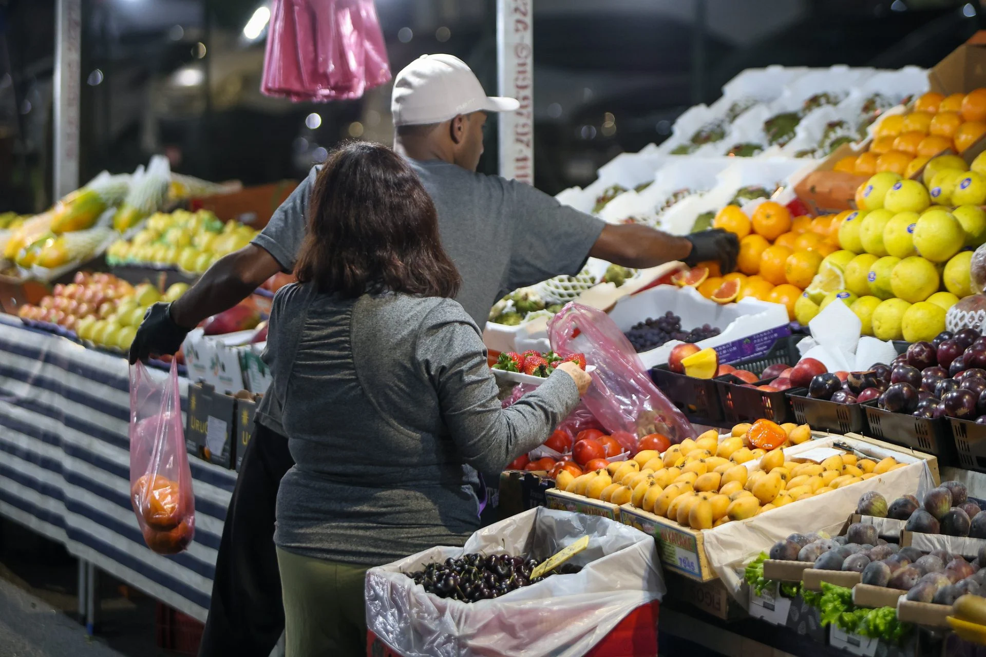 Guia completo para achar feiras noturnas em São Paulo: 27 feiras, horários, bairros com mais opções, 12 mil feirantes, endereços e como aproveitar