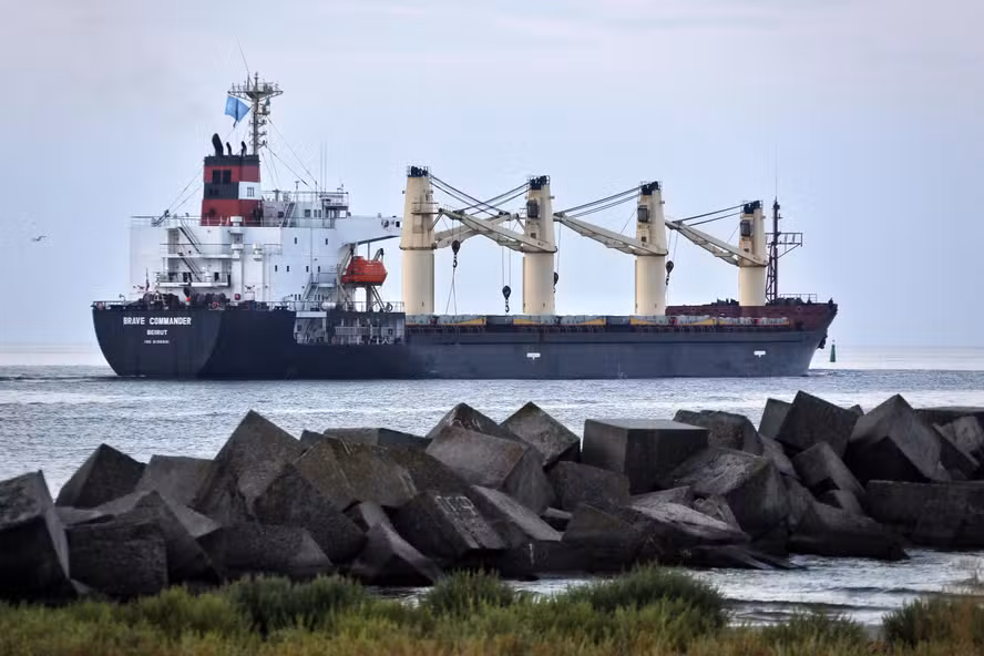 Chefe da diplomacia ucraniana alerta Irã contra escalada e exige que país encerre apoio à Rússia, após ataque a navio no Mar Cáspio que matou um marinheiro