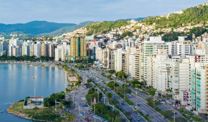 Financiamento imobiliário supera 680 mil imóveis no 1º semestre de 2026, Abecip revela R$ 180,9 bi, SBPE R$ 93,7 bi, FGTS R$ 77,6 bi e apelo por mercado de capitais