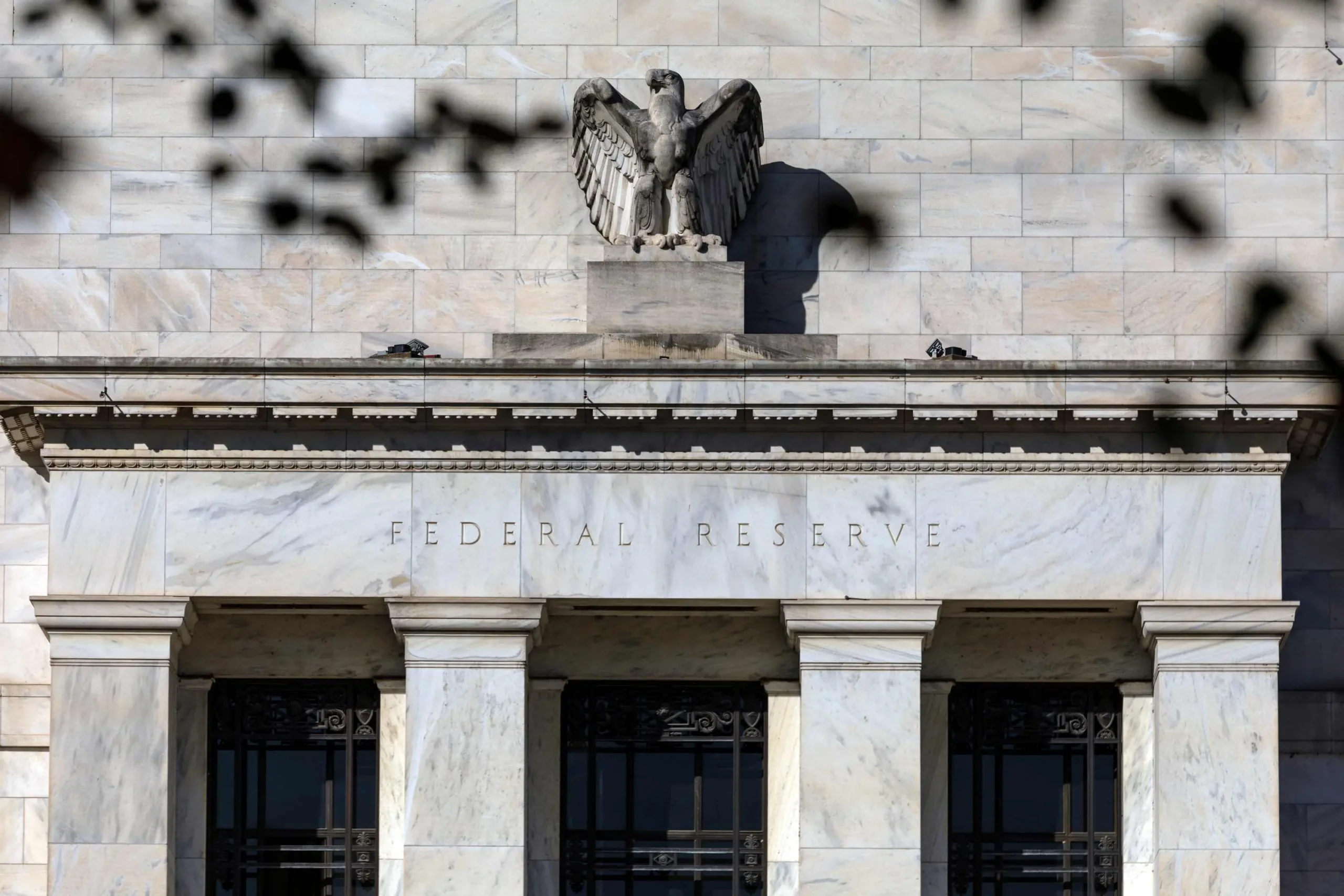 Fed decide juros hoje com expectativa de manutenção em 3,75%, enquanto Meta, Microsoft e Santander divulgam balanços e Petrobras e Ibovespa influenciam o mercado