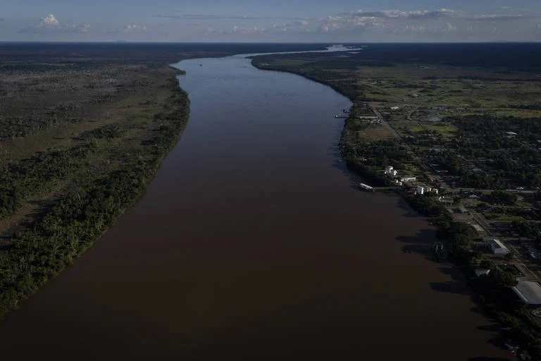 Cabos de fibra óptica na Amazônia pelo Norte Conectado, instalados sob rios como o Branco, são aposta para reduzir apagões e substituir parte da internet via satélite