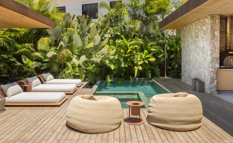 Casa em Moema com jardim tropical e piscina transforma 450 m² em refúgio urbano, clima de resort e integração entre arquitetura, arte e paisagismo