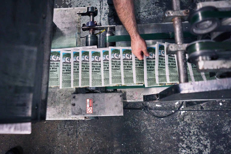Jornal local gratuito resiste em cidade pequena, The Chronicle de Glens Falls, Mark Frost mantém vínculo com leitores e circula 20 mil exemplares
