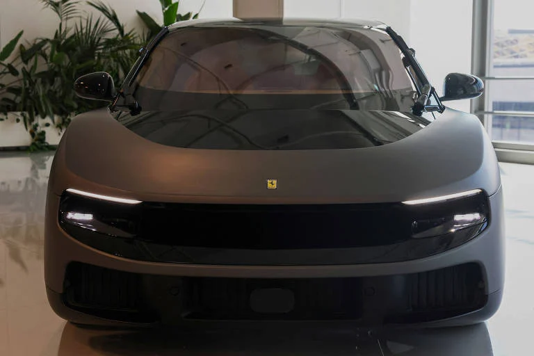 Ferrari Luce leiloado por US$ 40 milhões, recorde para carro novo na Monterey, peça única projetada por Jony Ive atrai colecionadores globais
