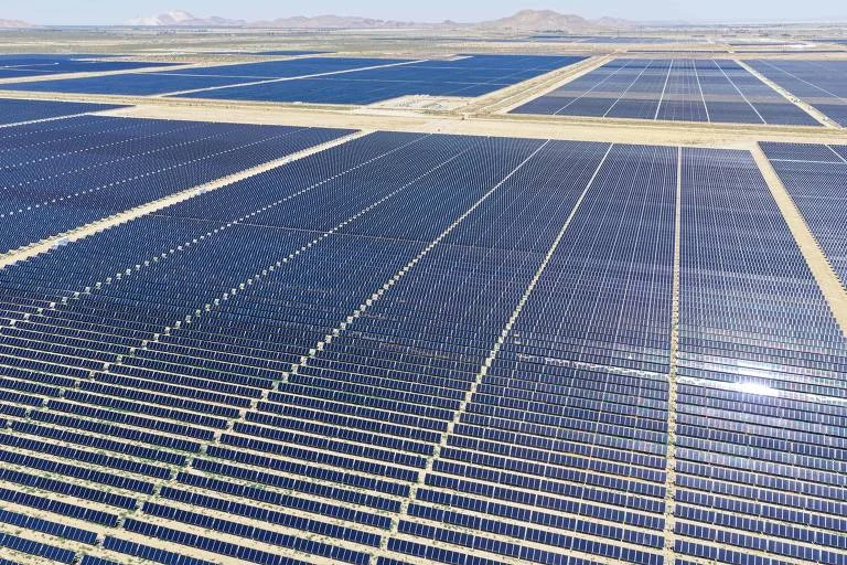 Energia limpa avança nos EUA apesar de medidas de Trump, 45 GW de nova capacidade, solar e eólica aceleram por datacenters e alta dos combustíveis