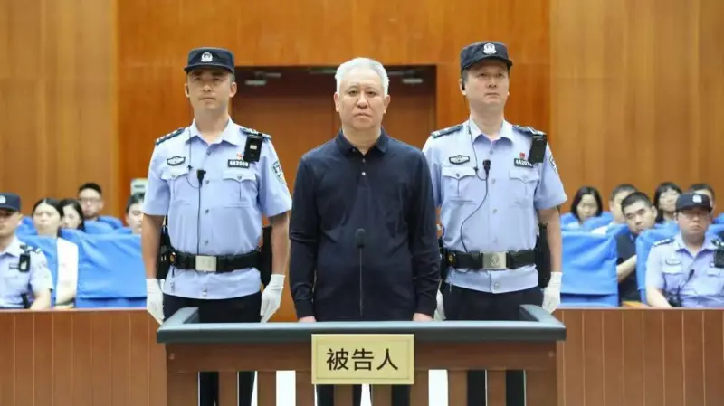 Hui Ka Yan, fundador da Evergrande, condenado à prisão perpétua na China, com confisco de bens e multas bilionárias que agravam crise do mercado imobiliário