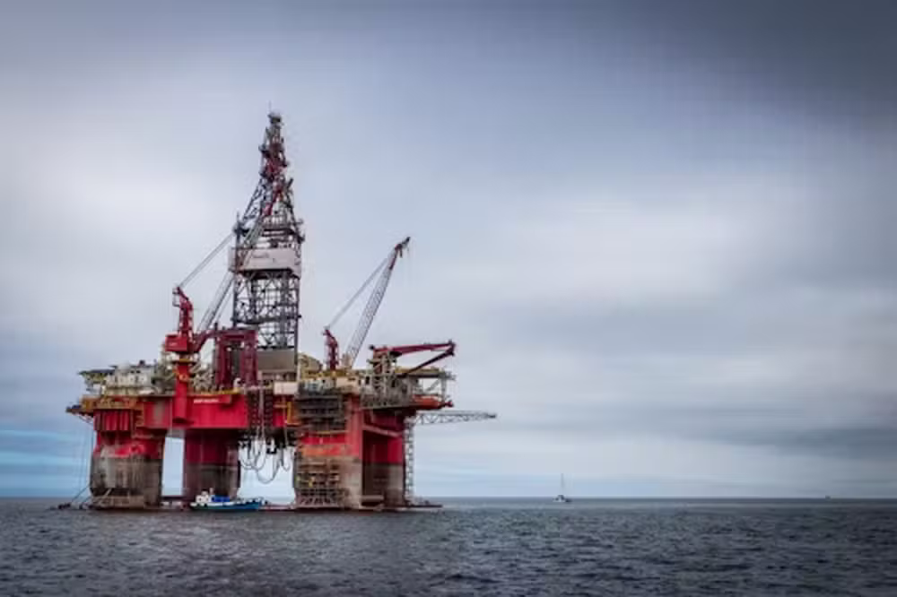 Petróleo caminha para alta de 5% na semana com pressão dos EUA sobre o Irã, risco no Estreito de Ormuz e Brent a US$ 94,07, WTI a US$ 87,28
