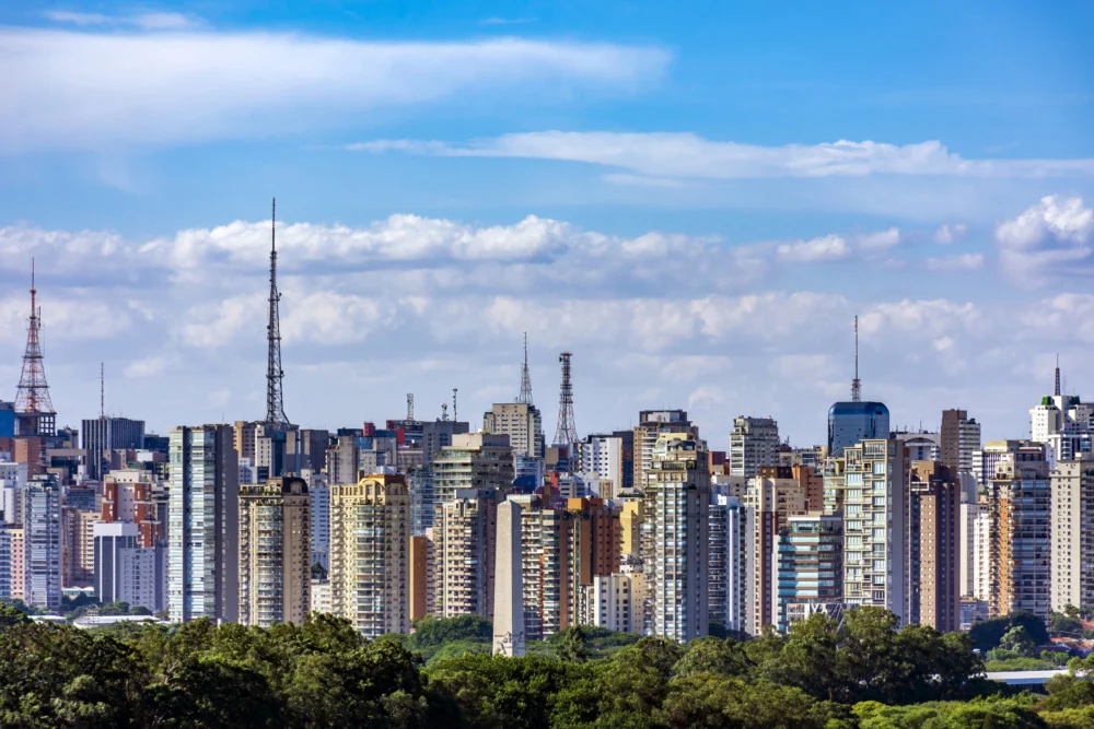 Recorde de domicílios alugados impulsiona FIIs residenciais, Kinea e private equity, entenda como juros e dados do IBGE reformulam o mercado imobiliário