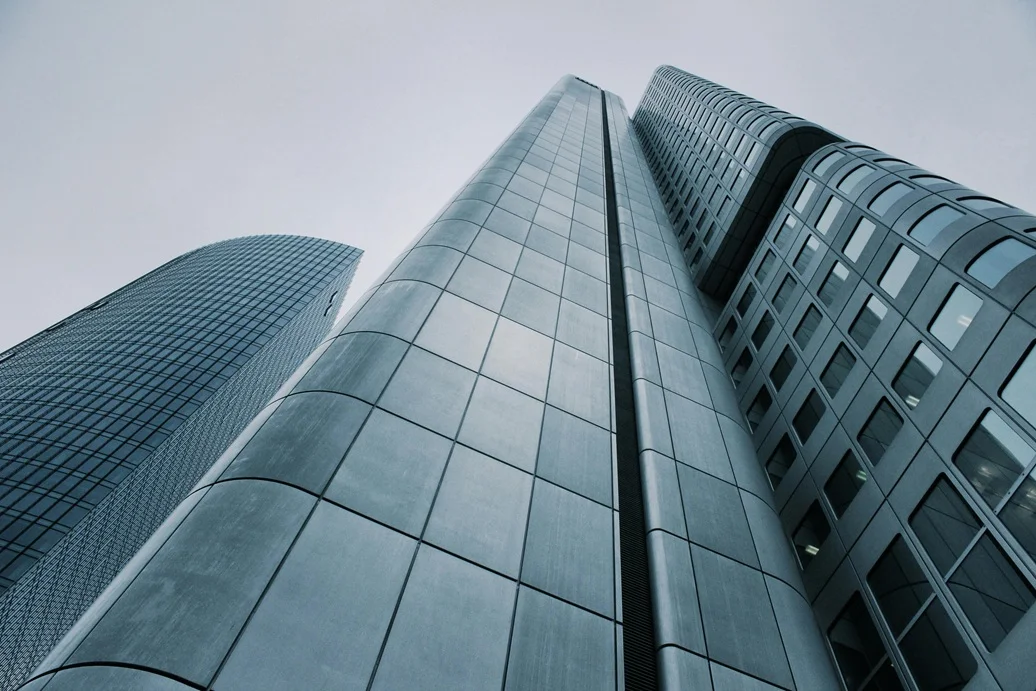 Mercado Imobiliário no 2T26 revela queda de VGV e oportunidades para o investidor da B3, entenda impacto do MCMV, Selic a 14,00% e sinais para ações e FIIs