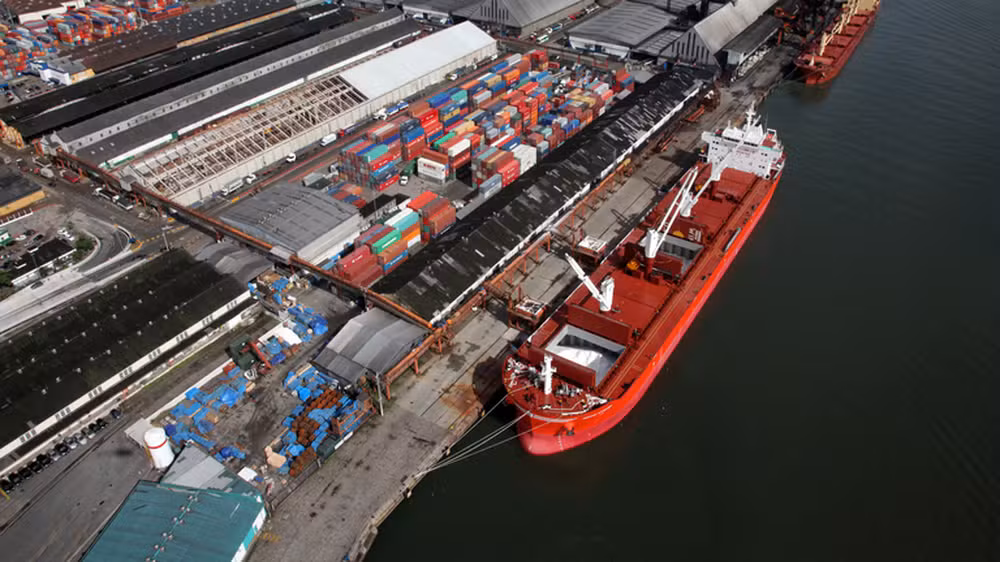 Balança comercial tem superávit de US$ 2,11 bilhões na terceira semana de agosto, exportações de US$ 8,10 bilhões elevam saldo mensal e acumulado, diz Secex