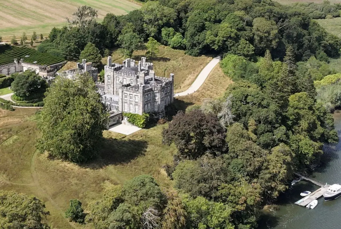 Mark Zuckerberg compra castelo do século 19 na Irlanda, Strancally Castle em Waterford, propriedade de 440 acres com píer privado e 16 mil pés quadrados