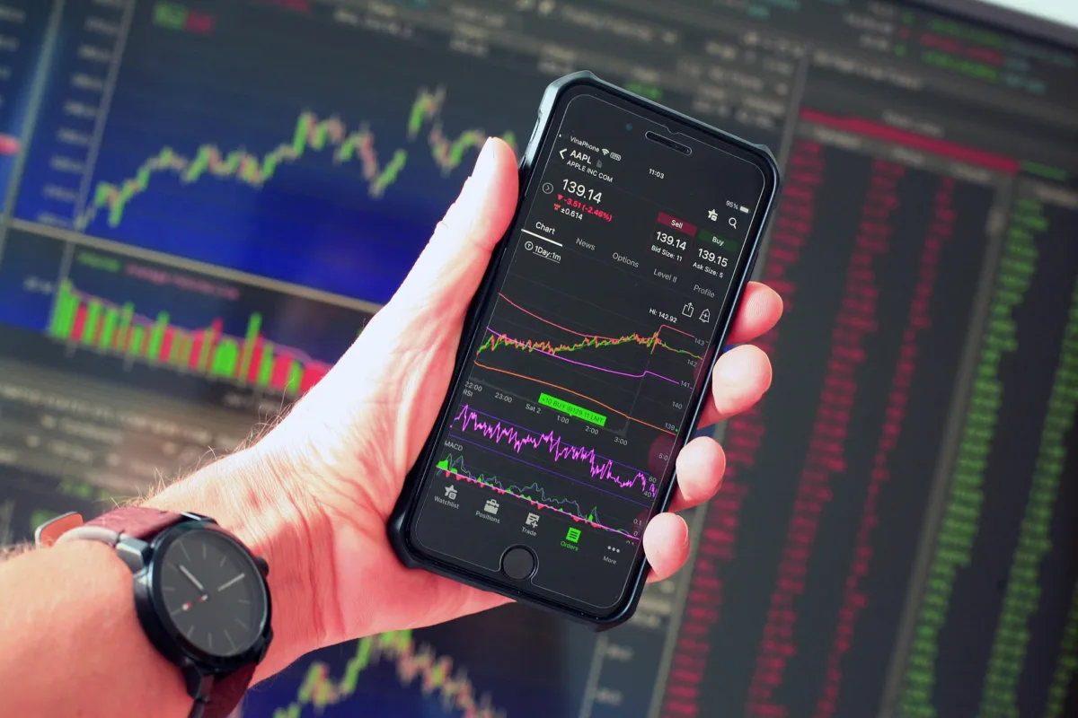 IFIX registra alta e alcança patamar próximo de 3.700 pontos, MXRF11 lidera negócios; veja fundos mais negociados e principais quedas do pregão