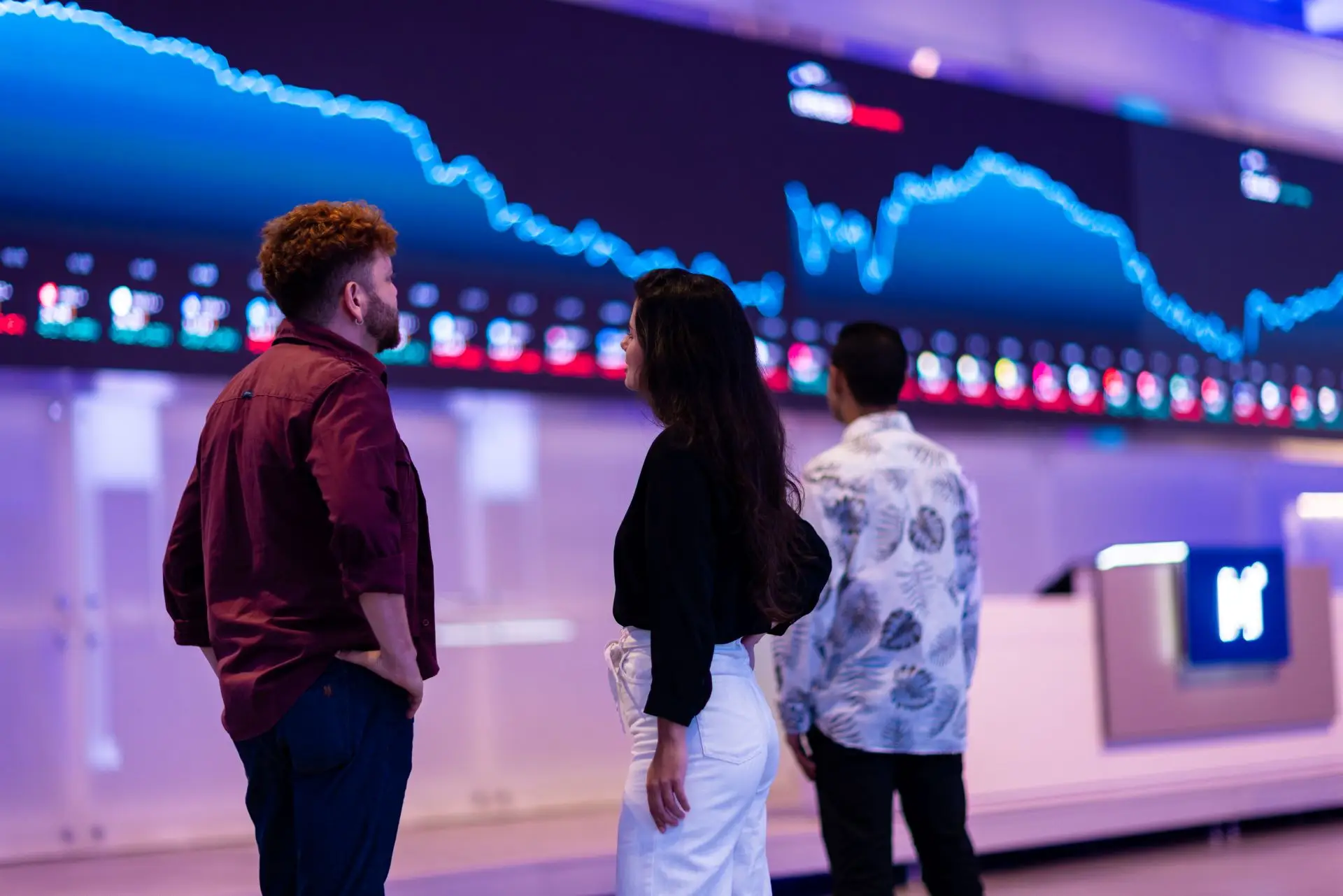 Morgan Stanley adota postura mais defensiva para ações brasileiras antes das eleições, com estratégia ‘barbell’ e corte em posições domésticas para reduzir riscos fiscais e políticos