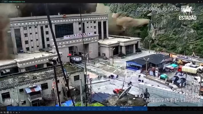 Vídeo mostra deslizamento de terra no Tibete atingindo porto fronteiriço de Gyirong, 265 desaparecidos, 160 mortos no Nepal e operações de resgate em curso