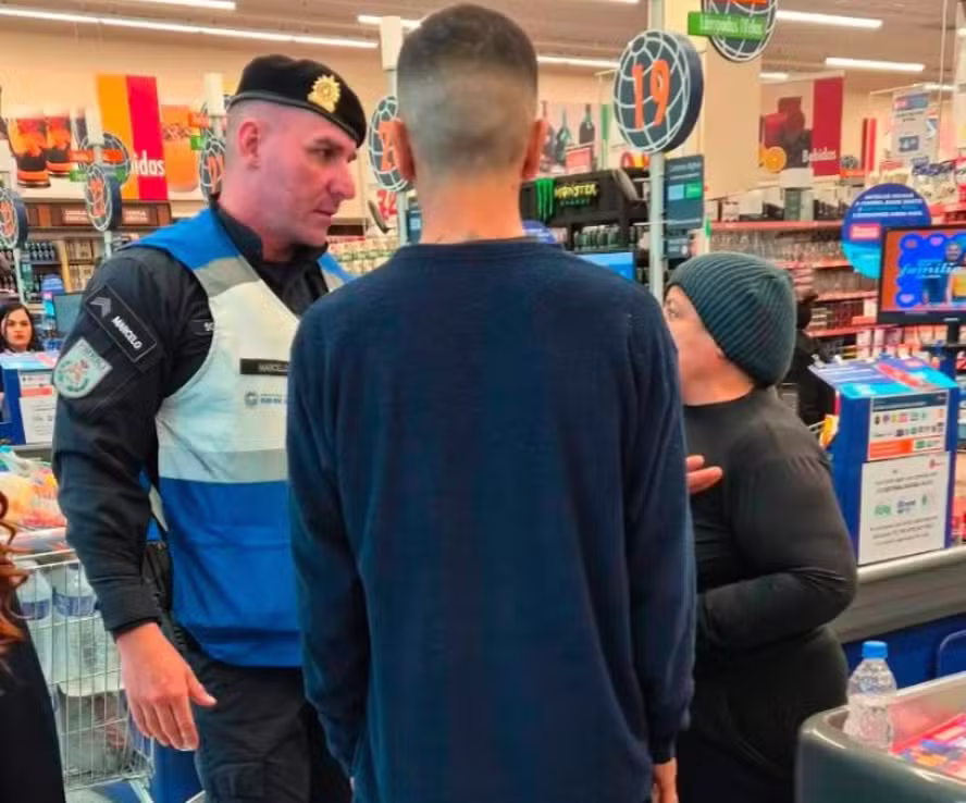 Ofensa racial em supermercado na Barra da Tijuca, mulher é presa após chamar funcionário de “macaco”, caso foi levado à 16ª DP e seguirá para a Justiça