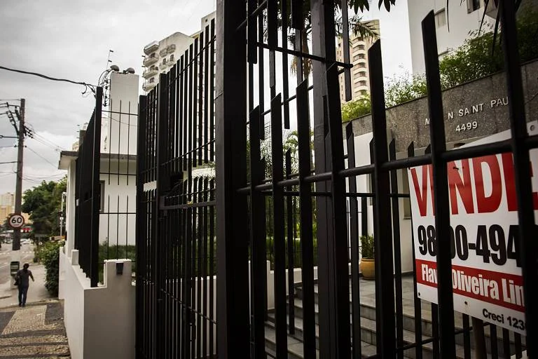 Imóvel encalhado: por que preço, condomínio alto, documentação irregular, planta personalizada e reputação fazem a venda travar e como recuperar liquidez