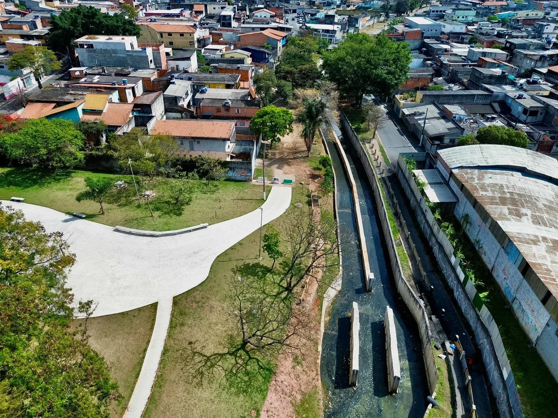 Obras de drenagem e mobilidade no Itaim Paulista, contenção do Córrego Itaim e ponte de R$ 55,1 milhões beneficiam mais de 200 mil moradores e melhoram tráfego