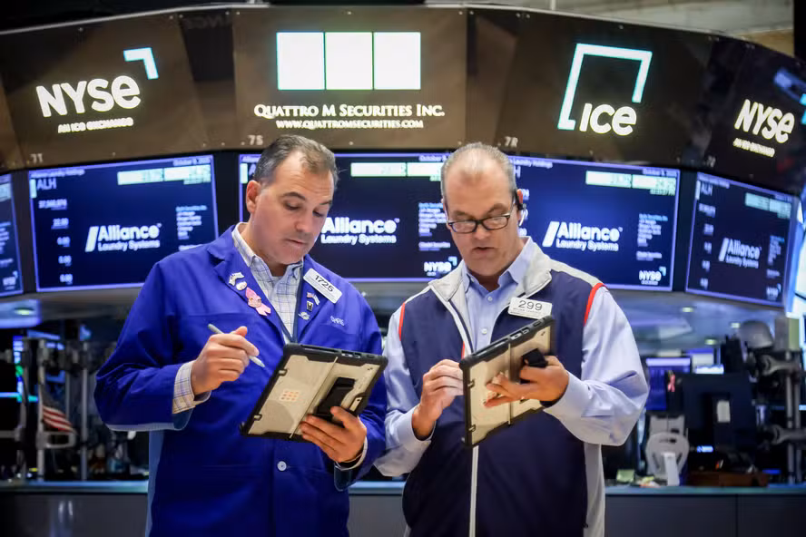 Bolsas de NY caem com escalada militar no Golfo e pressão dos juros, petróleo dispara e Treasuries sobem, acionando correção em Wall Street e temores fiscais