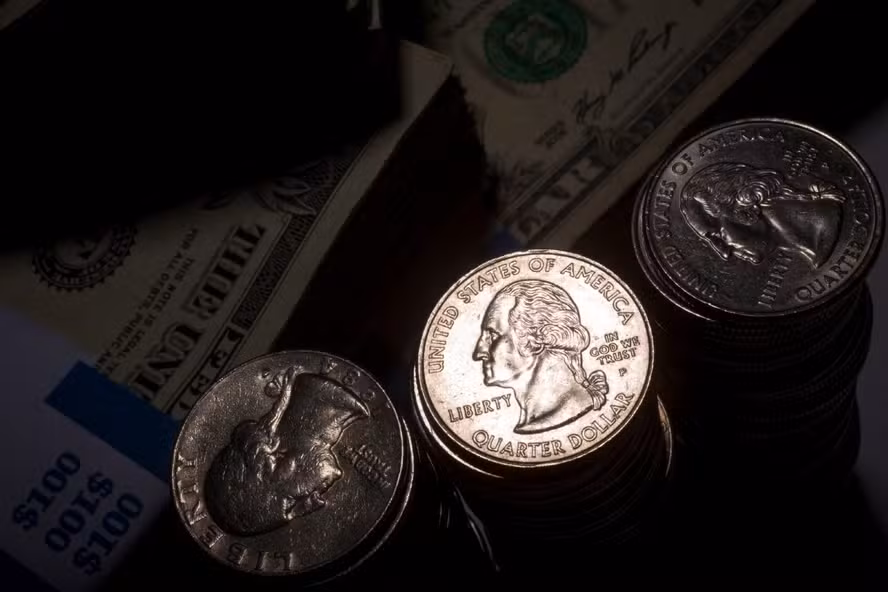 Dólar recua na sessão em linha com o exterior, mas acumula alta de 2,17% em agosto, entenda o papel do petróleo, da Ptax, do Banco Central e do DXY