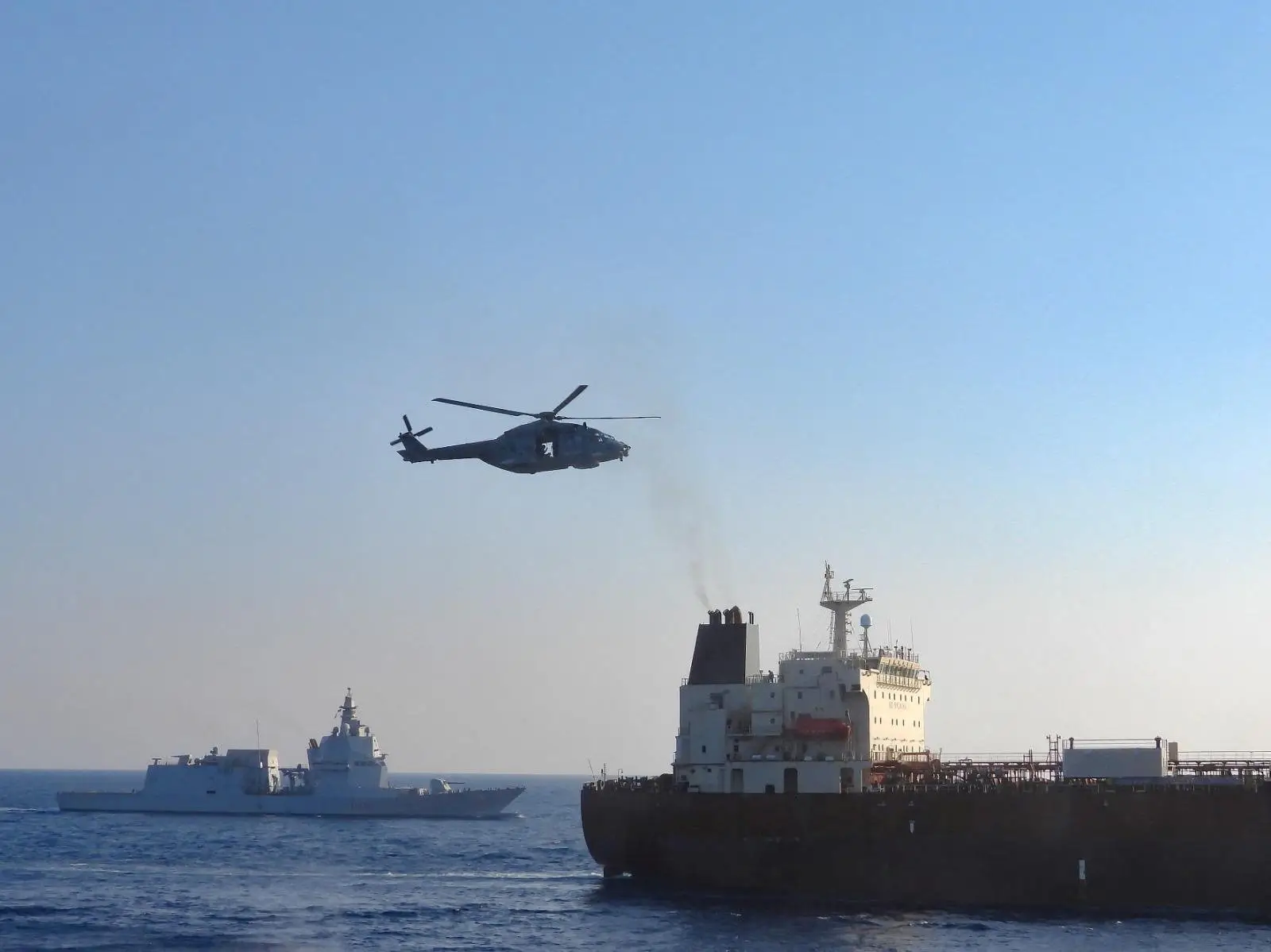 Operação naval da UE liderada pela Itália aborda petroleiro sancionado da frota paralela da Rússia, Toa Payoh inspecionado por suspeita de bandeira falsa