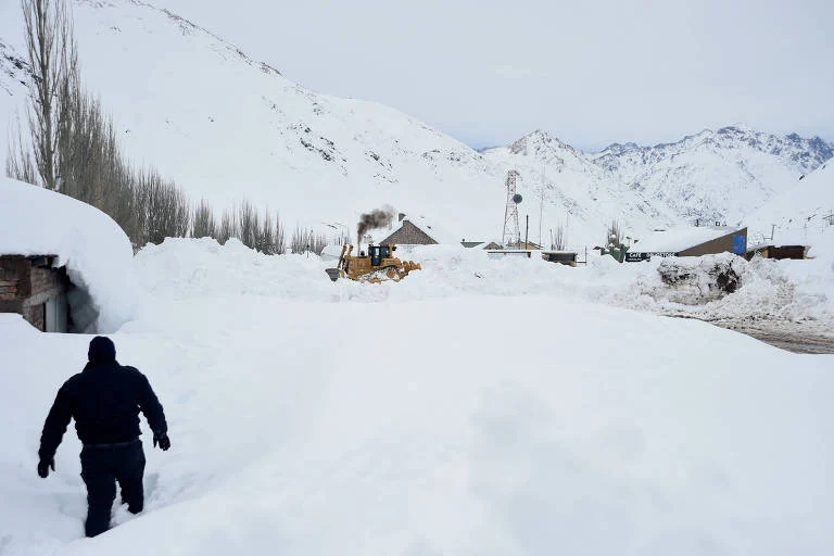 Nevasca em Mendoza força retirada de emergência de mais de 200 turistas em Puente del Inca, evacuação para Penitentes, atendimentos por hipotermia e Paso Cristo Redentor segue fechado