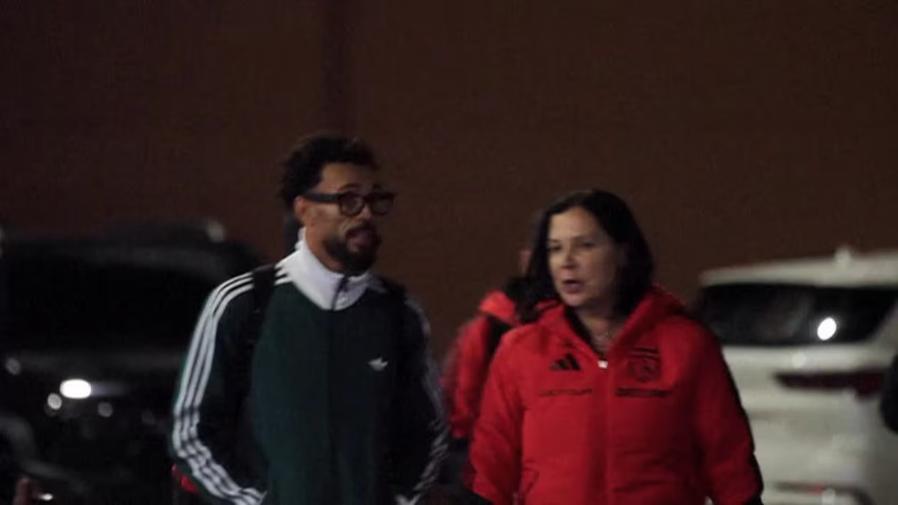Vozinha é saudado pela torcida do Colo Colo com cânticos e aplausos, cena emocionou o estádio e viralizou nas redes, mostrando a forte ligação entre Vozinha e a torcida