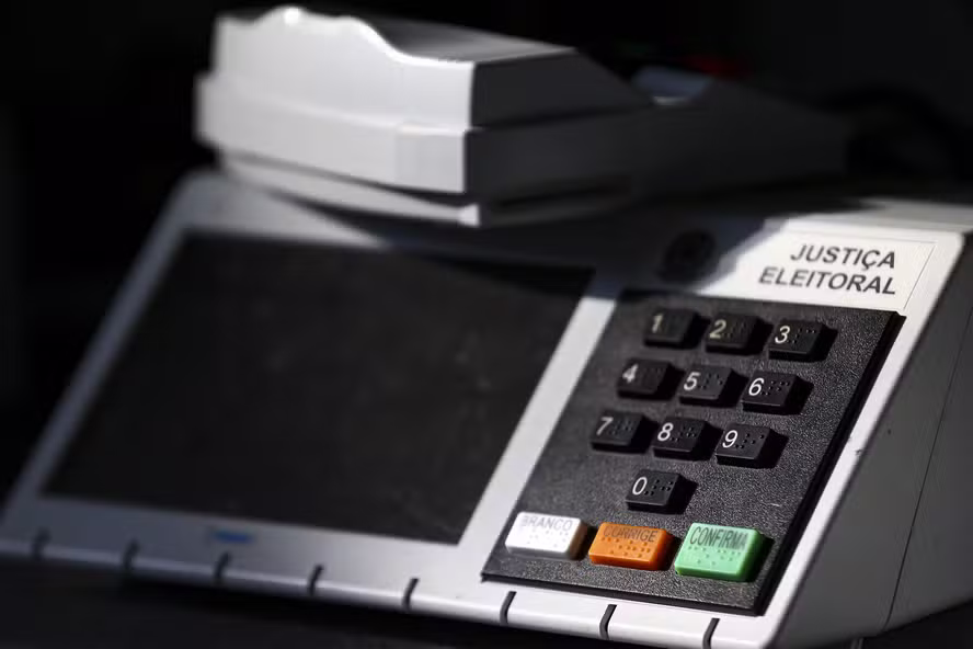 TRE-RJ anuncia mudanças na urna eletrônica para 2026, CPF para identificação e medidas concretas para ampliar a transparência das urnas e a fiscalização
