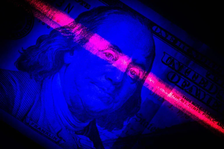 Dólar abre perto da estabilidade antes do Copom, investidores monitoram possível acordo no Oriente Médio, petróleo e projeções do Focus que podem afetar a Selic