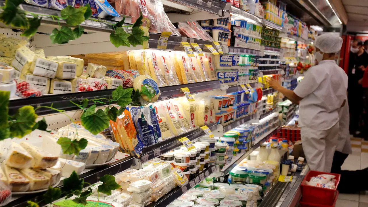 IGP-DI recua 0,86% em julho, puxado por queda em alimentos e matérias-primas, com minério de ferro -3,7% e bovinos -3,6%, diz FGV, impacto no IPC e INCC
