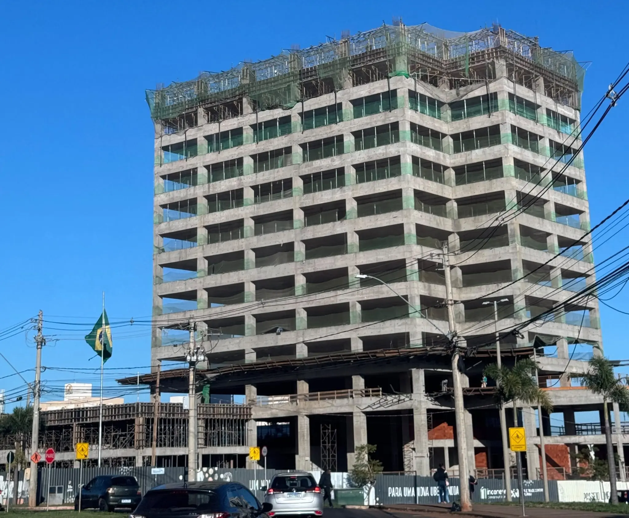 Custo da construção sobe 8,25% em Minas entre jan e jul de 2026, com pressão de 12,84% na mão de obra e CUB R8-N a R$ 2.548,75 por m²