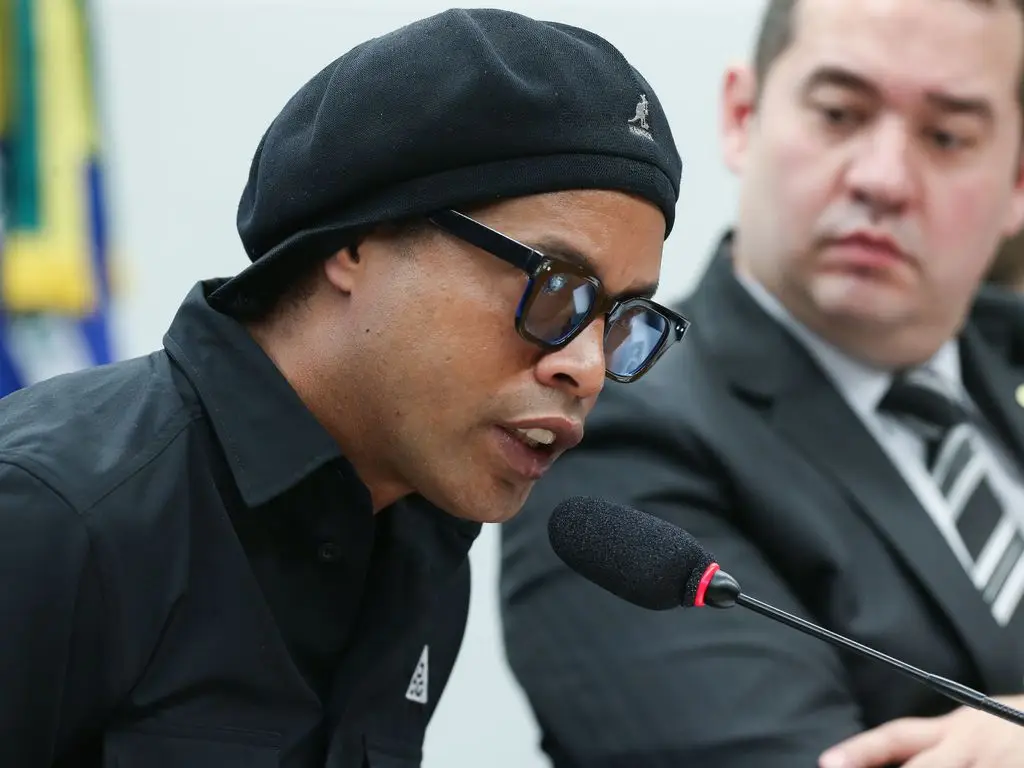 Ronaldinho Gaúcho apresenta proposta para comprar o Monaco Basket com apoio do grupo Clayton Sports, e negocia com Jamal Mashburn em meio a crise financeira do clube
