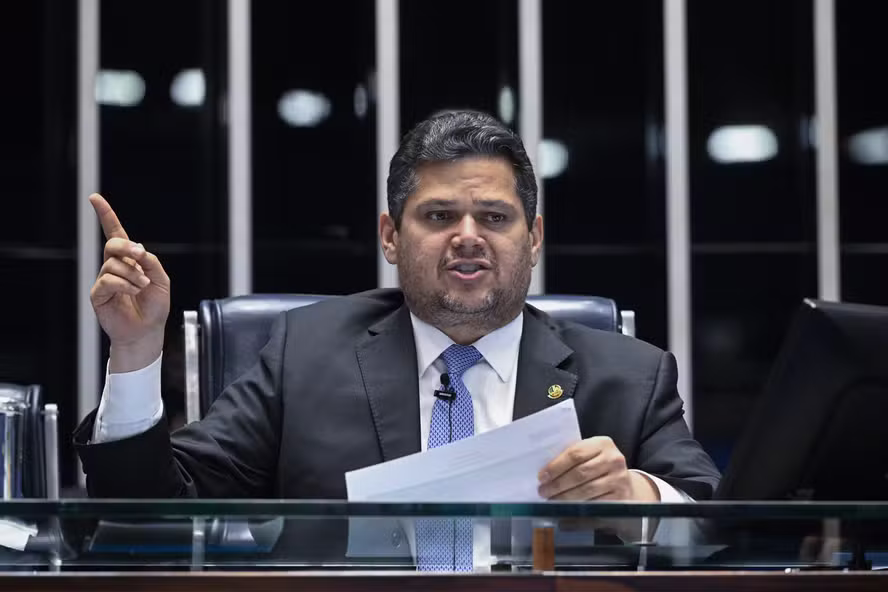 Pressionado a pautar impeachment de Alexandre de Moraes, Davi Alcolumbre invoca ‘Dark Horse’ e sinaliza diálogo com o ministro, tensão política cresce no Senado