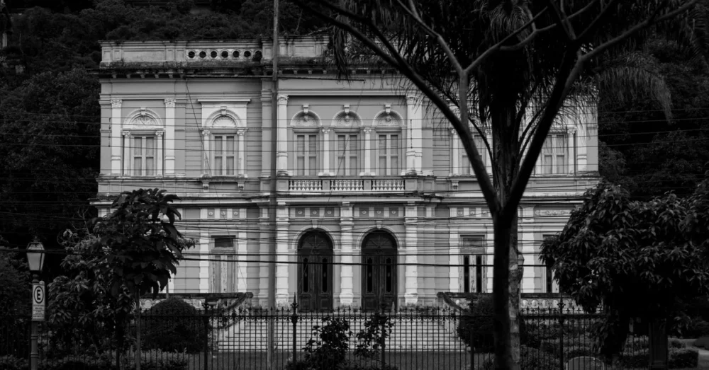 Mansão mais cara do Brasil, no Leblon, começa a ser demolida