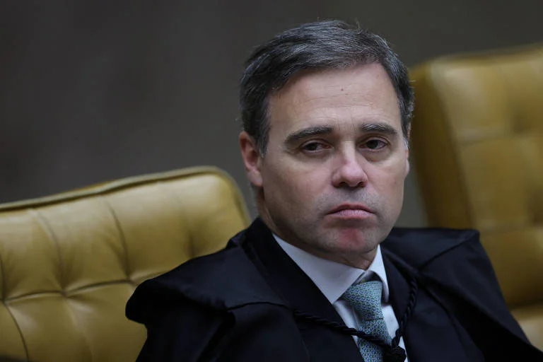 Mendonça retira sigilo de investigações que envolvem ‘Dark Horse’, Flávio, Jaques Wagner e Ciro Nogueira