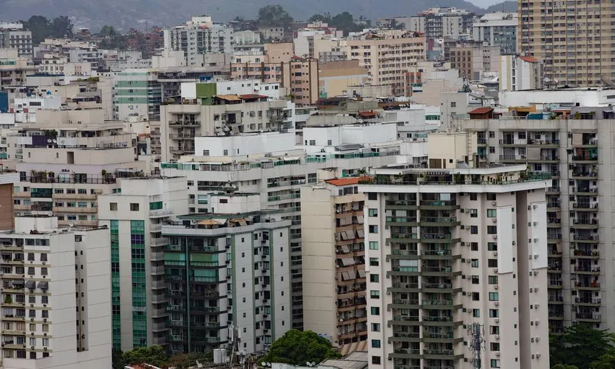 Redução da Selic melhora ambiente para setor imobiliário, mas efeito no crédito será gradual