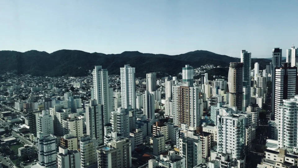 Corretores viram marca pessoal no disputado mercado imobiliário de Santa Catarina