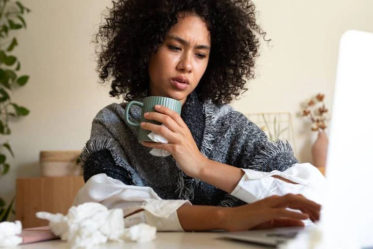 Você sente culpa ao avisar no trabalho que está doente? Talvez seja por isso…