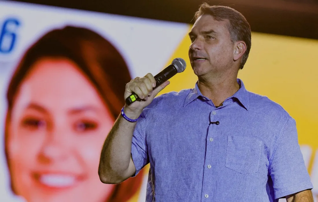 Flávio Bolsonaro promete Jair Bolsonaro no rodeio de Jaguariúna no próximo ano, fala em segurança, valorização do agro, e apelo às famílias brasileiras