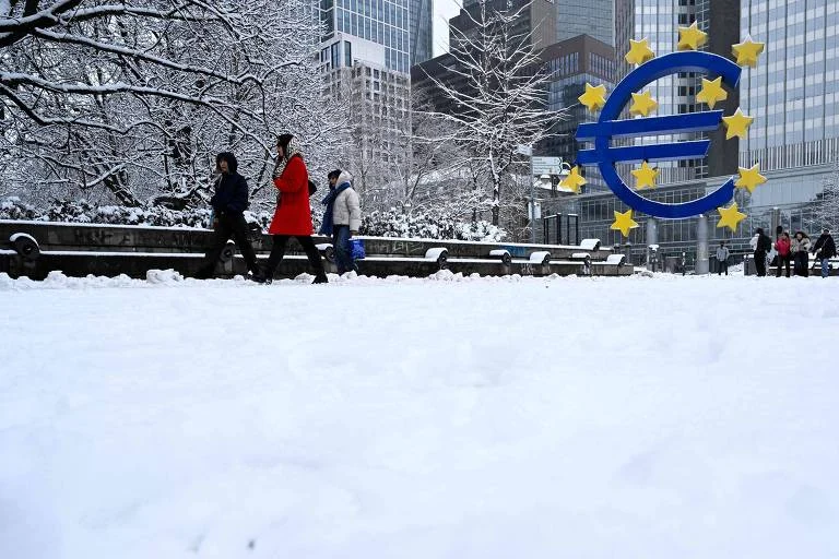 União Europeia prevê inverno difícil e preços elevados de energia, Jorgensen alerta que 50 milhões podem não aquecer lares, Macron pede adiamento da lei do metano