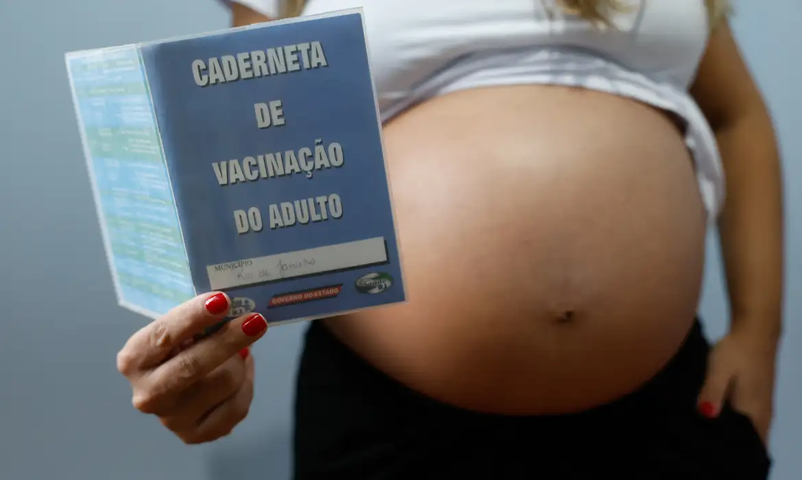 Resistência às vacinas contra gripe e covid coloca gestantes em risco, veja por que coberturas estão abaixo da meta e quais números assustam