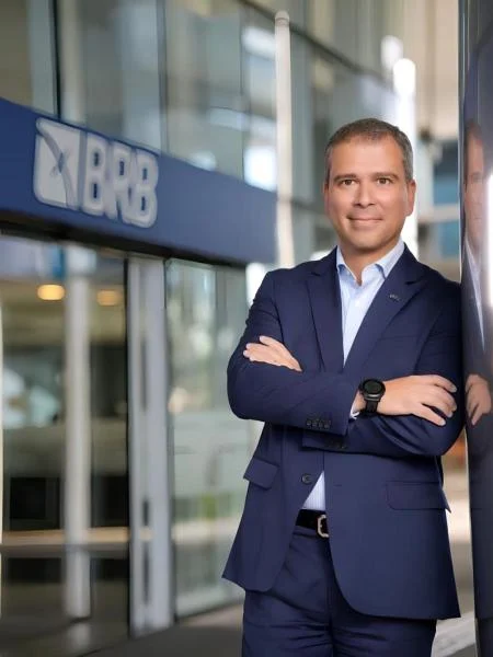 Ex-presidente do BRB recebeu sacola e encomendas do motorista de Vorcaro, mensagens mostram ‘vinho’ como código para propina e pagamentos em criptomoedas