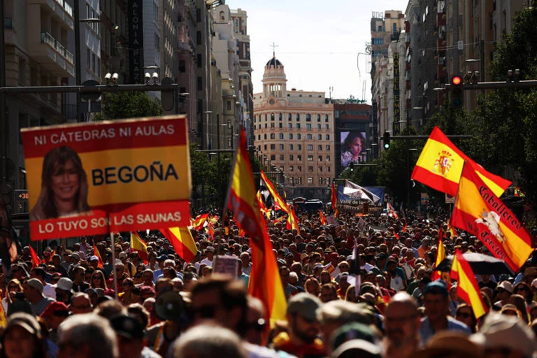 Pedro Sánchez tenta transformar protestos por habitação em vitória no Congresso com decretos Maricarmen, limite a fundos abutres, proibição de despejos e renovação automática